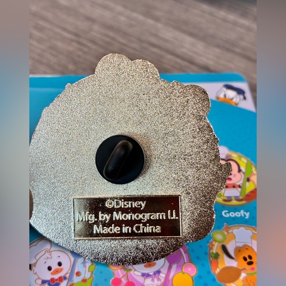 Disneys Mickey and Friends Blind Box Pin- Goofy - Picture 3 of 8